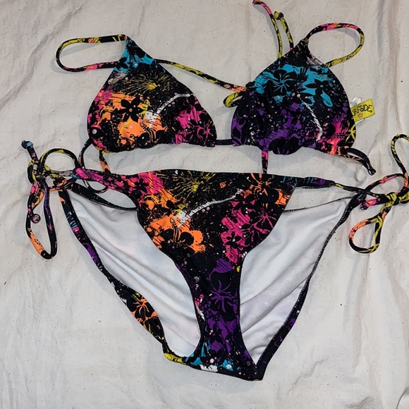 multiple bathing suits - Picture 4 of 7